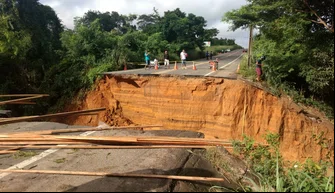 Trecho da BR 343 rompe e deixa duas pessoas feridas.