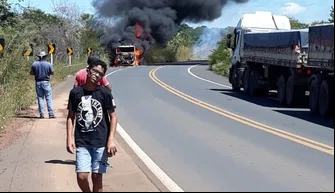 Caminhão é totalmente destruído por incêndio na BR-343