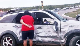 Carro envolvido em acidente da BR-343.