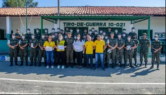 Jovens e palestrantes no Comando Geral do Tiro de Guerra.