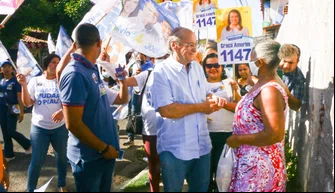 Sílvio Mendes (União Brasil), realiza caminhada no bairro Planalto Uruguai.
