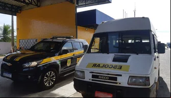 Motorista é flagrado transportando 11 crianças em veículo irregular em Valença do Piauí.