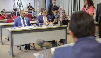 Sessão na CCJ.