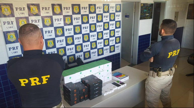 PRF apreende carga ilegal de produtos eletrônicos avaliada em R$ 32 mil reais.