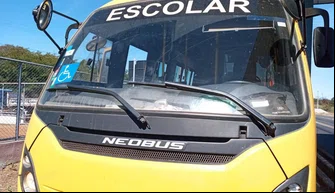 Ônibus escolar apreendido pelos agentes