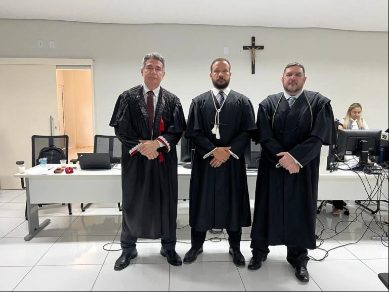 Promotores representam Ministério Público em julgamento.
