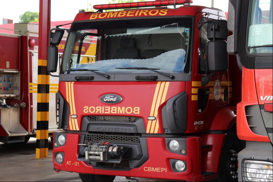 Chico Lucas entrega kits de combate a incêndios ao Corpo de Bombeiros