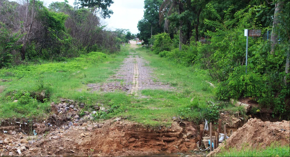 Cratera divide rua ao meio no bairro Parque Sul em Teresina