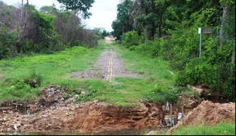 Cratera divide rua ao meio no bairro Parque Sul em Teresina