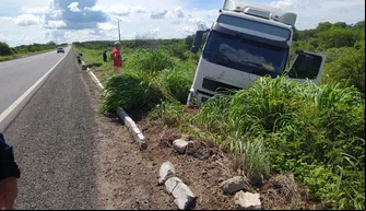 Caminhão tomba na BR 316 em Geminiano