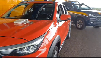 O carro possuía registro de roubo datado no dia 24/01/2023 em Recife(PE).