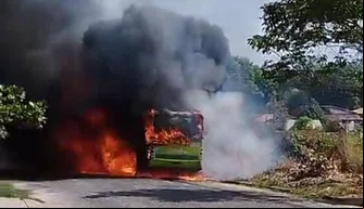 Incêndio destrói ônibus na zona Leste de Teresina