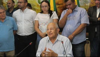 O prefeito realizou a coletiva na manhã desta segunda-feira (07)