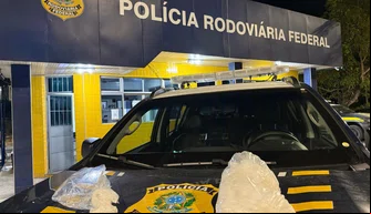 PRF realizando a apreensão de 1,026 kg de cloridrato de cocaína