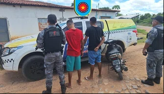 Suspeitos com motocicleta roubada e placa adulterada