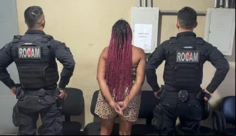 Suspeita presa por tráfico de drogas e posse ilegal de arma