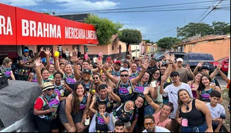 Bloco Curva de Rio anima foliões na Mercearia Limeira no Dirceu I