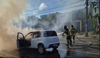 Carro fica destruído após pegar fogo na Avenida Frei Serafim