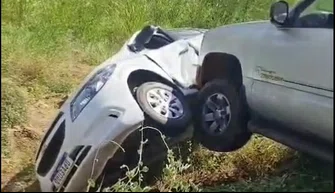 Carros são arremessados para fora da pista após colisão em Picos