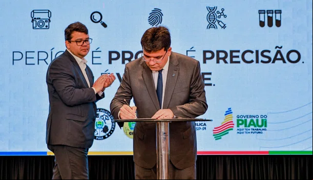 Rafael Fonteles aprova projeto de lei.